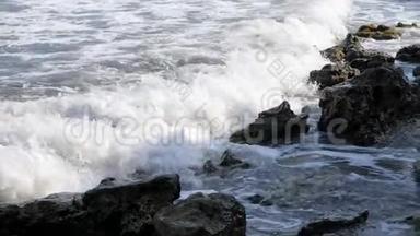 波浪在岸边折断。 波浪在岩石上折断。